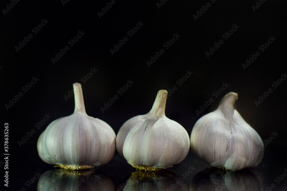 Obraz premium garlic on black
