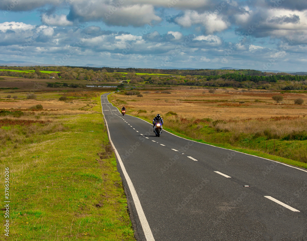 Fototapeta premium 2 superbikes 1 long road