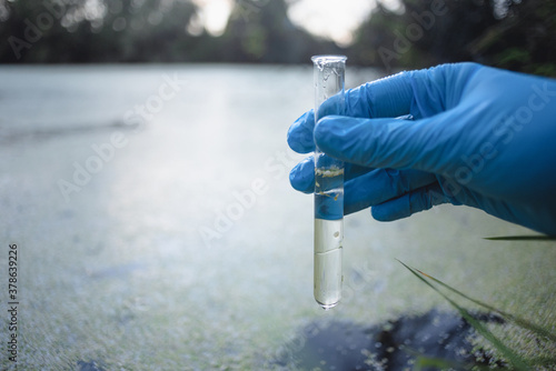 Foto A water pollution sample in the test tube close up.