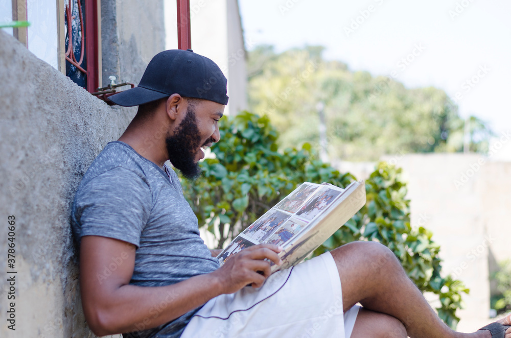 Fototapeta premium man reading a book