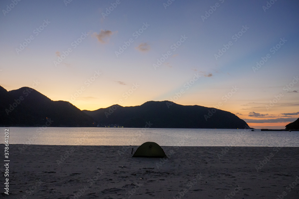 朝の砂浜に設置したテント