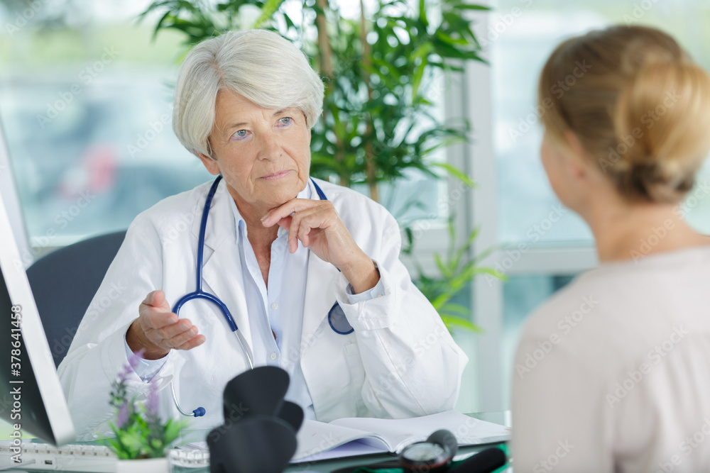 Fototapeta premium doctor and patient discussing leg x-ray