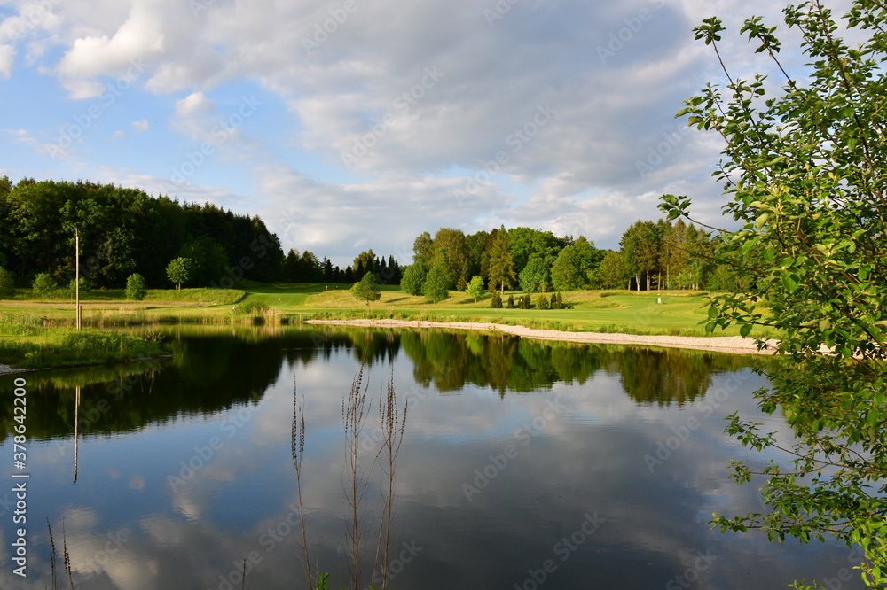 Fototapeta premium Landschaft - rund um den Teich beim Golfplatz Bad Waldsee.