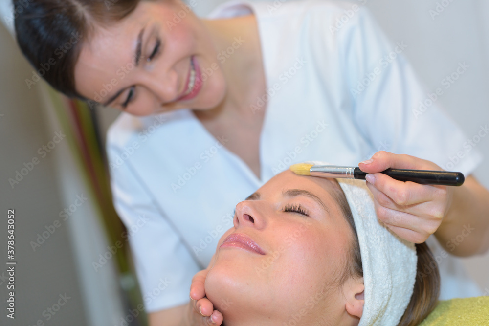 Fototapeta premium a masseur applying face mask