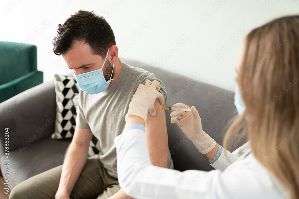 Obraz premium Doctor applying a vaccine on patient