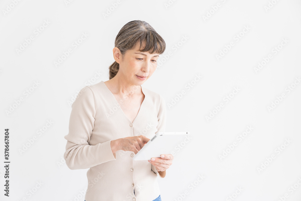 タブレットを見るシニア女性 タブレットを見るシニア女性