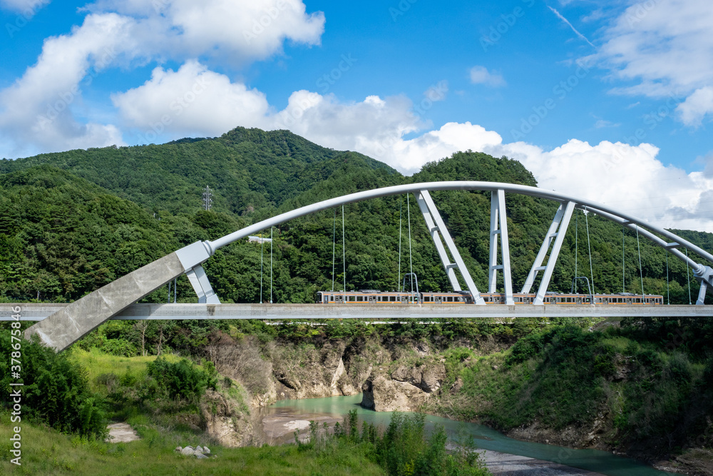 Obraz premium めがね橋を渡る吾妻線