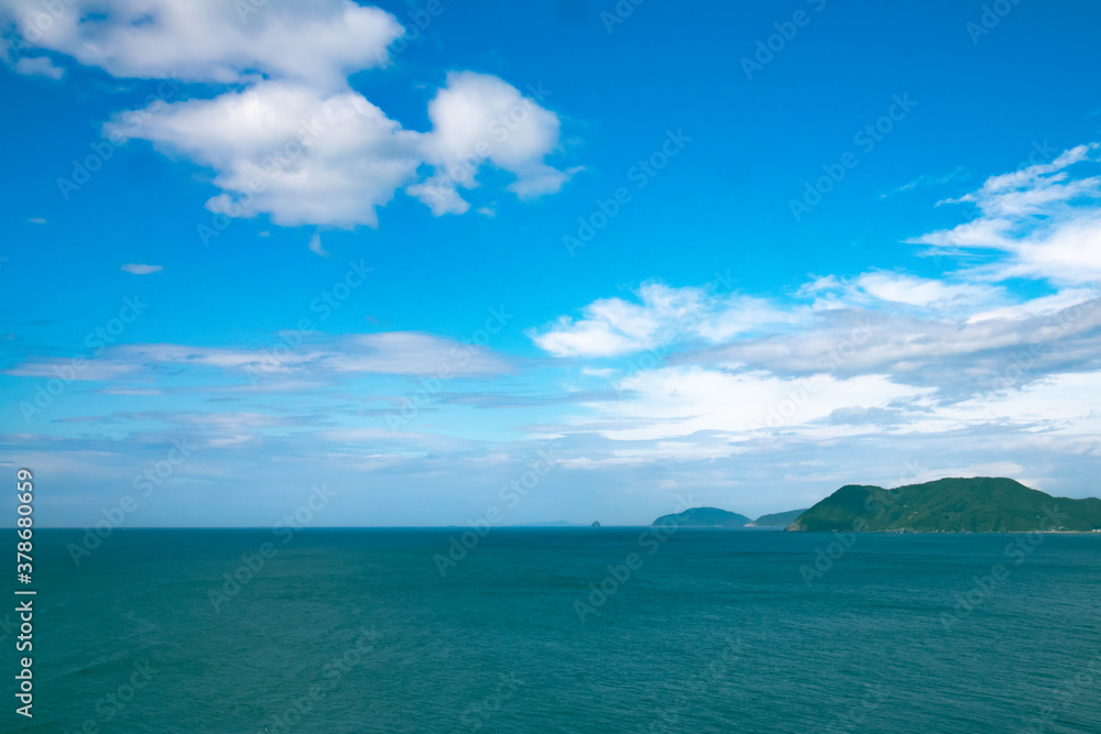 緑の島が浮かぶ穏やかで美しい青い海 緑の島が浮かぶ穏やかで美しい青い海