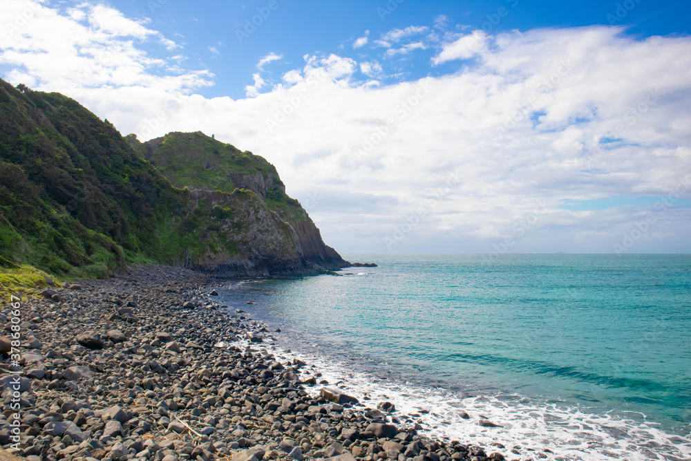 Fototapeta premium 緑の島が浮かぶ美しい青い海