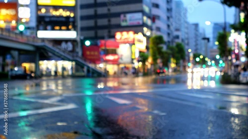 五反田駅近くの道路-雨-ぼかし