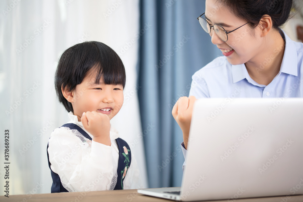Mother help children make up classes Mother help children make up classes