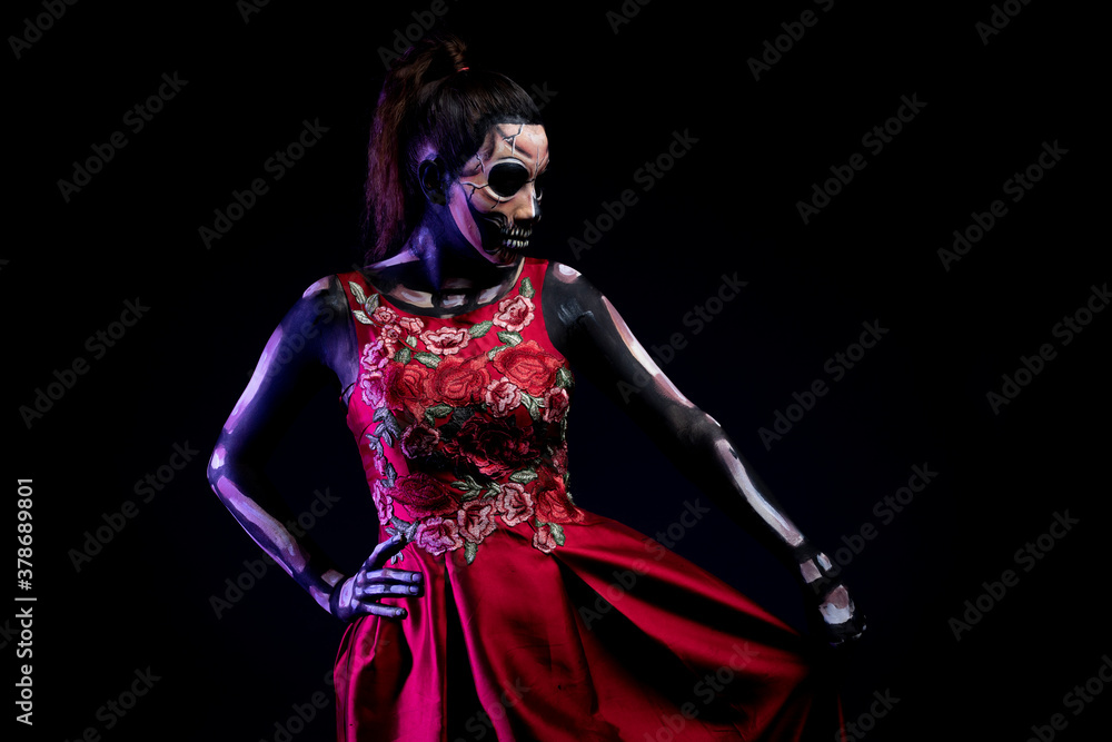 Mujer con Body paint  de calavera con vestido Rojo y fondo azul