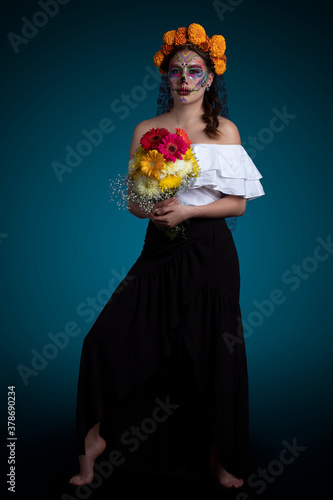 Mujer latina con Maquillaje de Catrina, vestido negro y un ramo de flores  en las manos Stock Photo | Adobe Stock