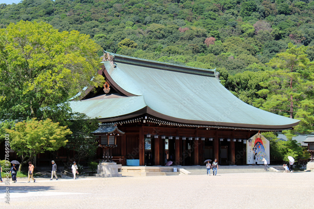 Obraz premium Crowded Kashihara Jingu Temple in Nara