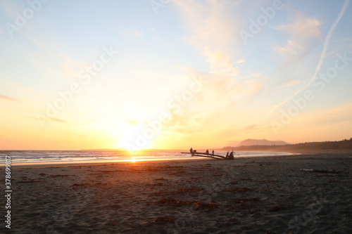 Stunning Seaside Sunset Chill with Friends © Image Itinerary