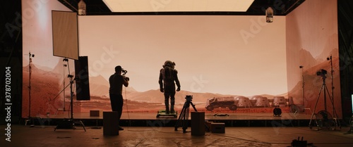 Foto Behind the scenes shot of virtual production stage with huge LED screens, cinematorgapher shooting Mars scene