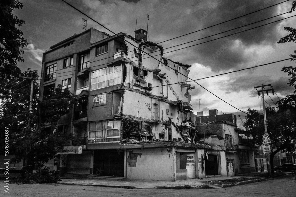 Obraz premium House in ruins after the earthquake of September 19, 2017.