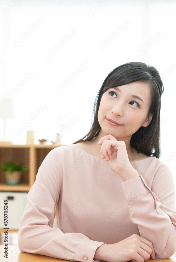 考える女性 考える女性
