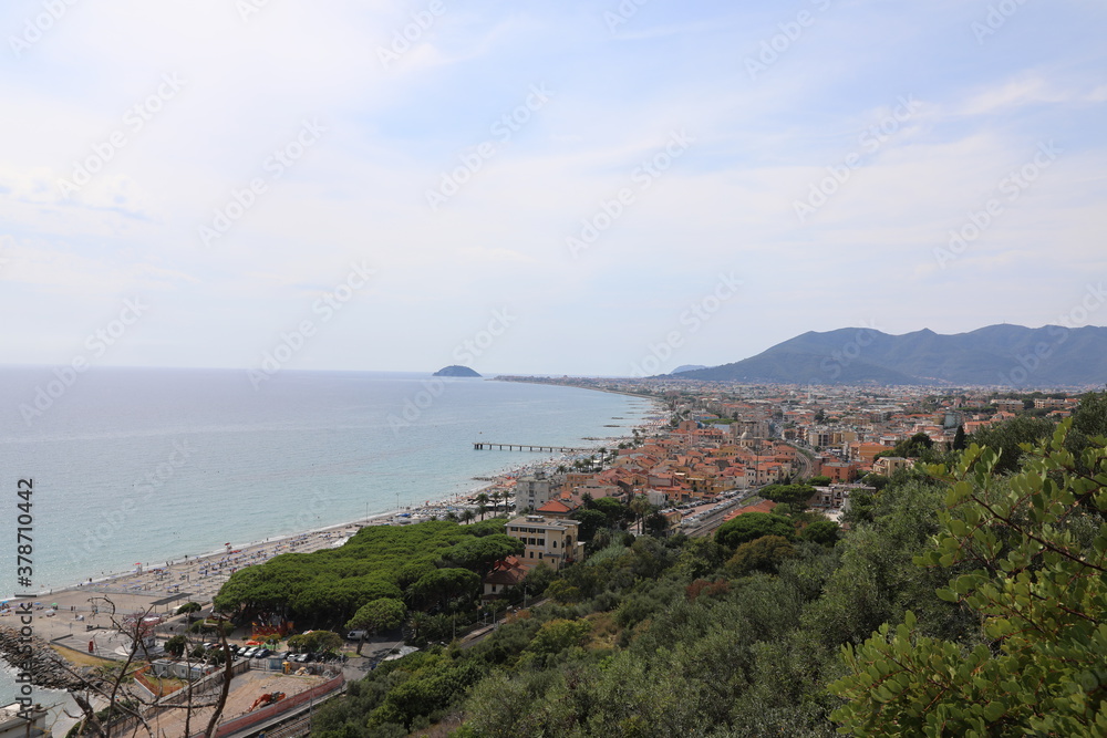 Widok włoskiej plaży i miast z górskich szlaków