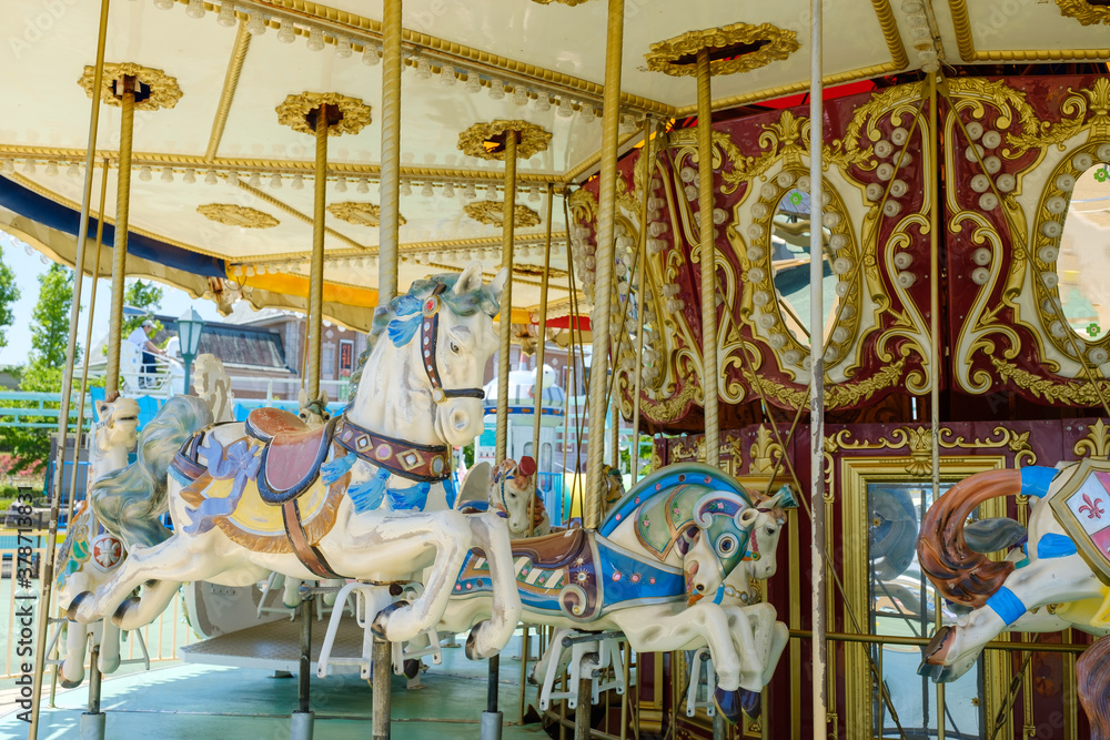 レトロな木製のメリーゴーランド　遊園地　