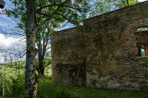 Fototapeta Naklejka Na Ścianę i Meble -  Bieszczady panorama Krywe  ruiny cerkiwi