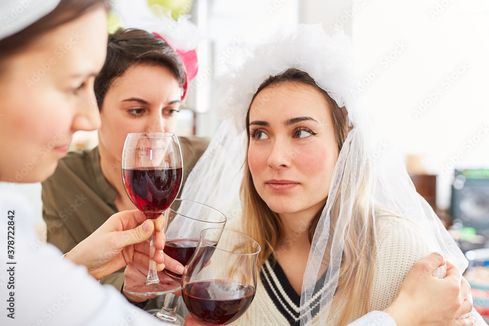 Freunde trösten traurige Braut nach enttäuschter Hochzeit Freunde trösten traurige Braut nach enttäuschter Hochzeit