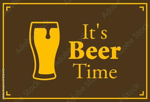 Logotipo con texto It's Beer Time con vaso de cerveza vintage con espuma en tarjeta en fondo marrón