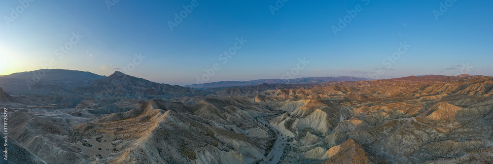 Panorámica aérea del desierto de Tabernas, Almería, al amanecer Panorámica aérea del desierto de Tabernas, Almería, al amanecer