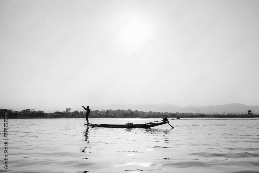 Φωτογραφία Lifestyle in Lake Inle, with his famous leg-rowing fishermen and a relaxing way