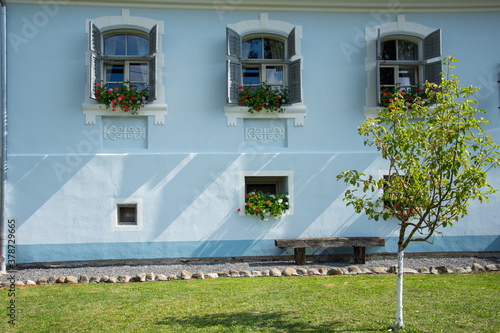 old  blue house in Romania Brasov  Roades,2019 si flori la geam photo