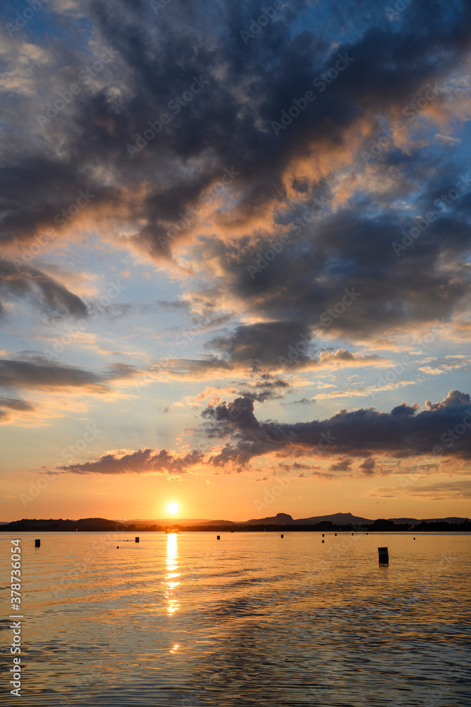 Obraz premium Sonnenuntergang über dem Bodensee bei Radolfzell