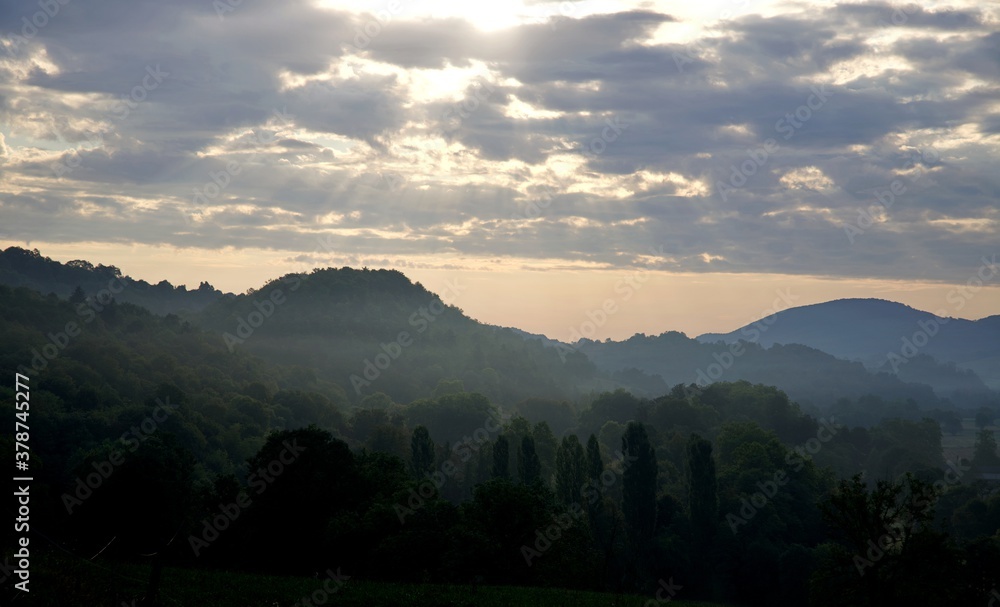 Obraz premium Montagne lever de soleil