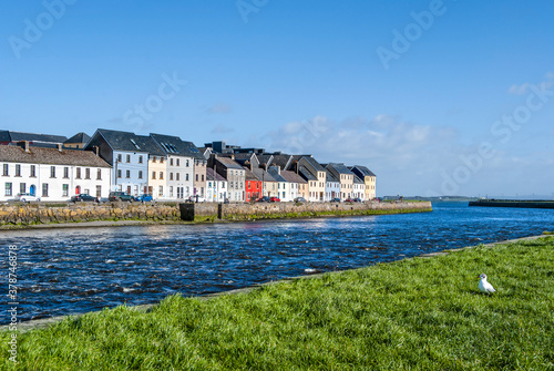 Obraz na plátně Colorful houses in the quay of the Claddagh area, formerly a fishing village, where the the mouth of river Corrib meet Galway bay, in Galway, Ireland