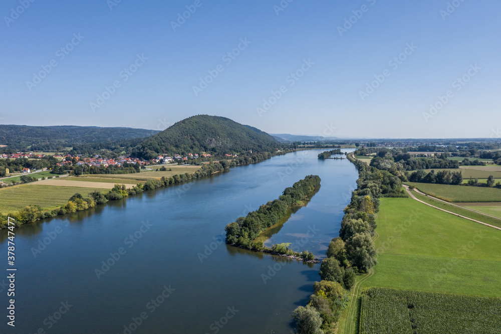 Bild einer Luftaufnahme mit einer Drohne der Felder und Wiesen rund um Regensburg, Deutschland