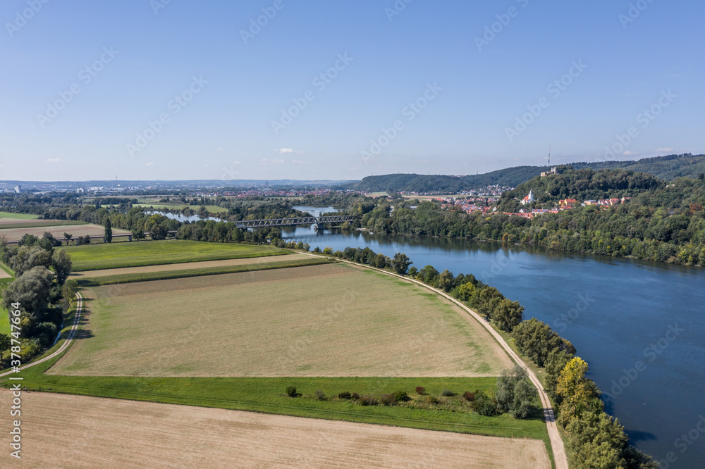 Bild einer Luftaufnahme mit einer Drohne der Felder und Wiesen rund um Regensburg, Deutschland