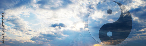 zeichen yin yang himmel wolken konzept