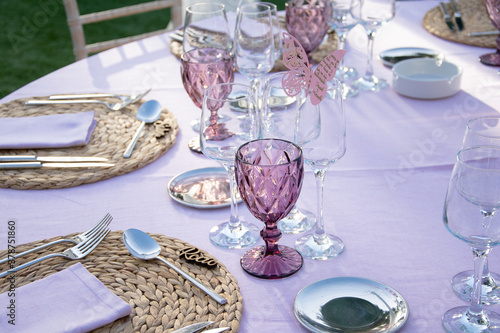 vasos y copas de cristal con decoraciones rosas  cubiertos y  mantel para bodas  eventos y  celebraciones