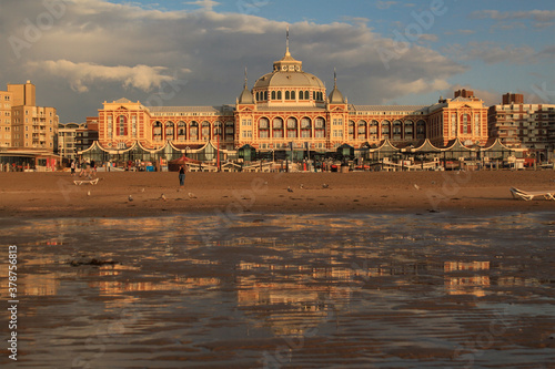 Fotografia Sommerabend in Scheveningen; Strand mit Kurhaus bei Ebbe