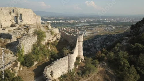 Château de Crussol avec Valence en fond 
