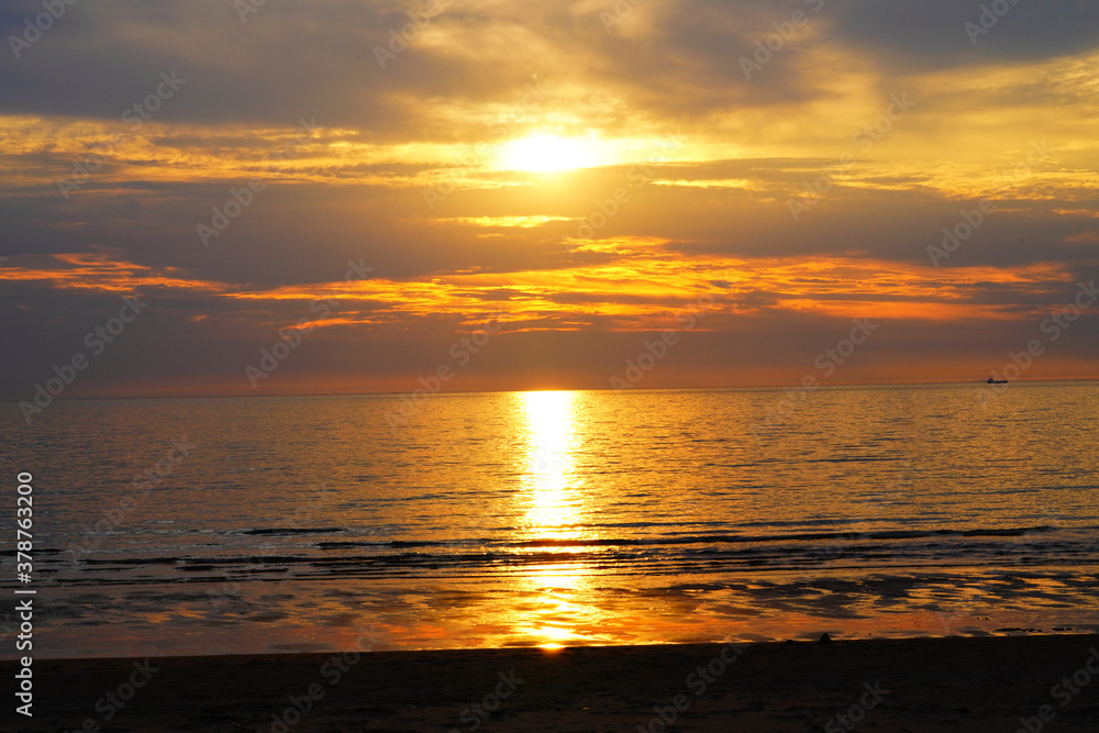 美しい夕陽と海岸
