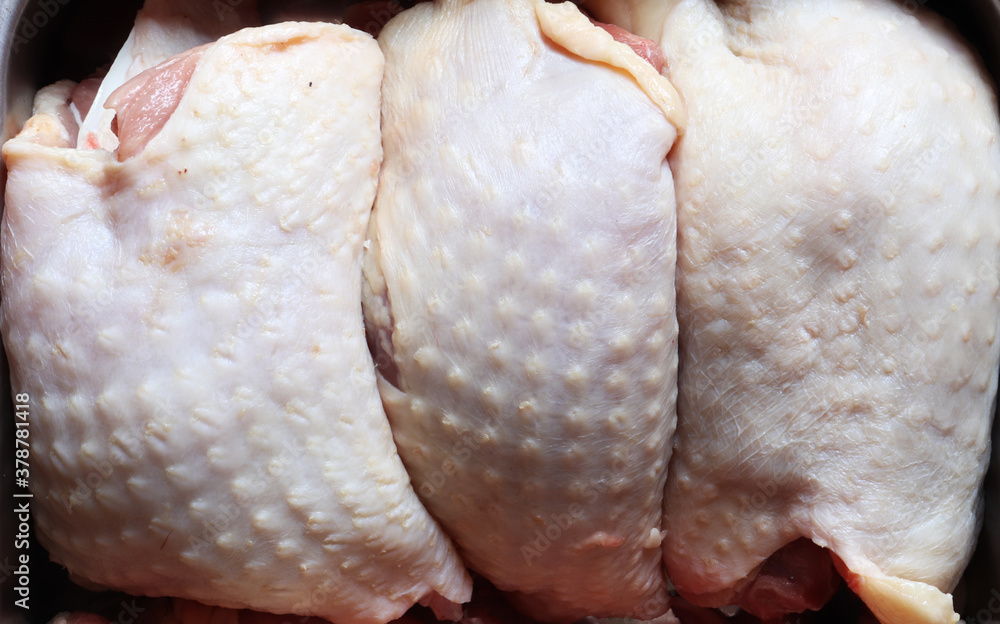 Φωτογραφία Photography of three raw, boneless chicken thighs on slate background for food i