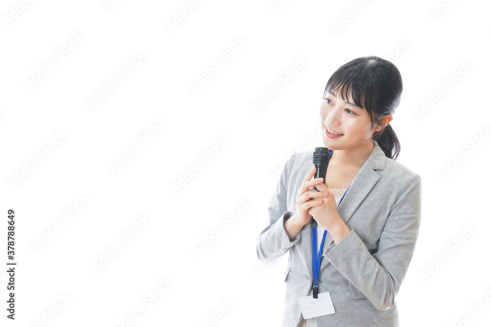 プレゼンをする若いビジネスパーソン