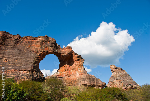 Pedra Furada no Baixão da Pedra Furada - Parque Nacional da Serra da Capivara