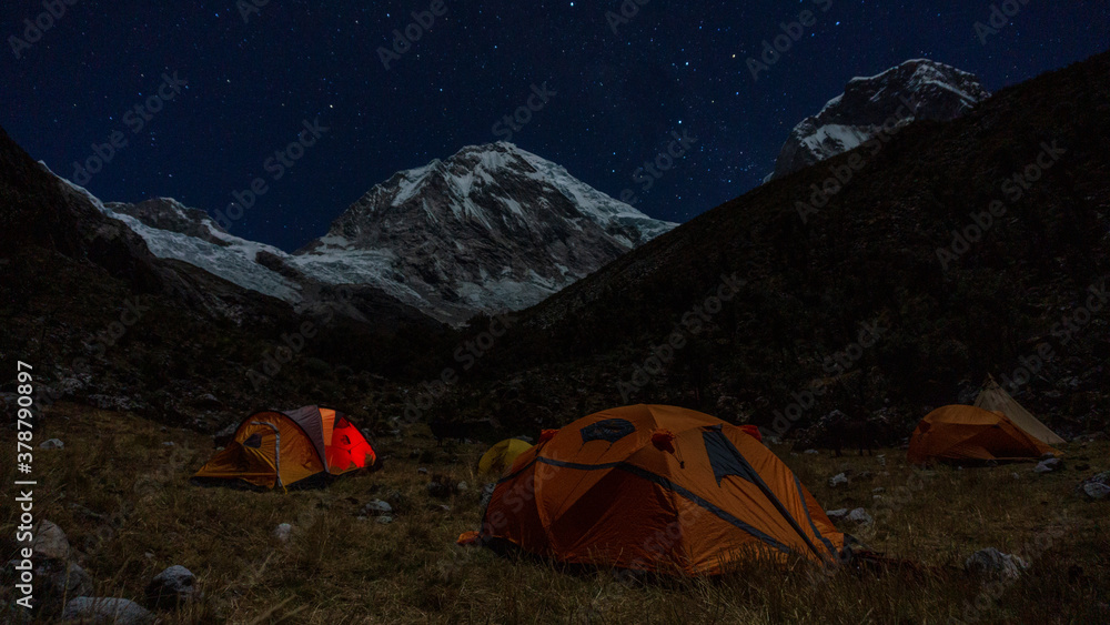 Noche de campamento bajo las estrellas