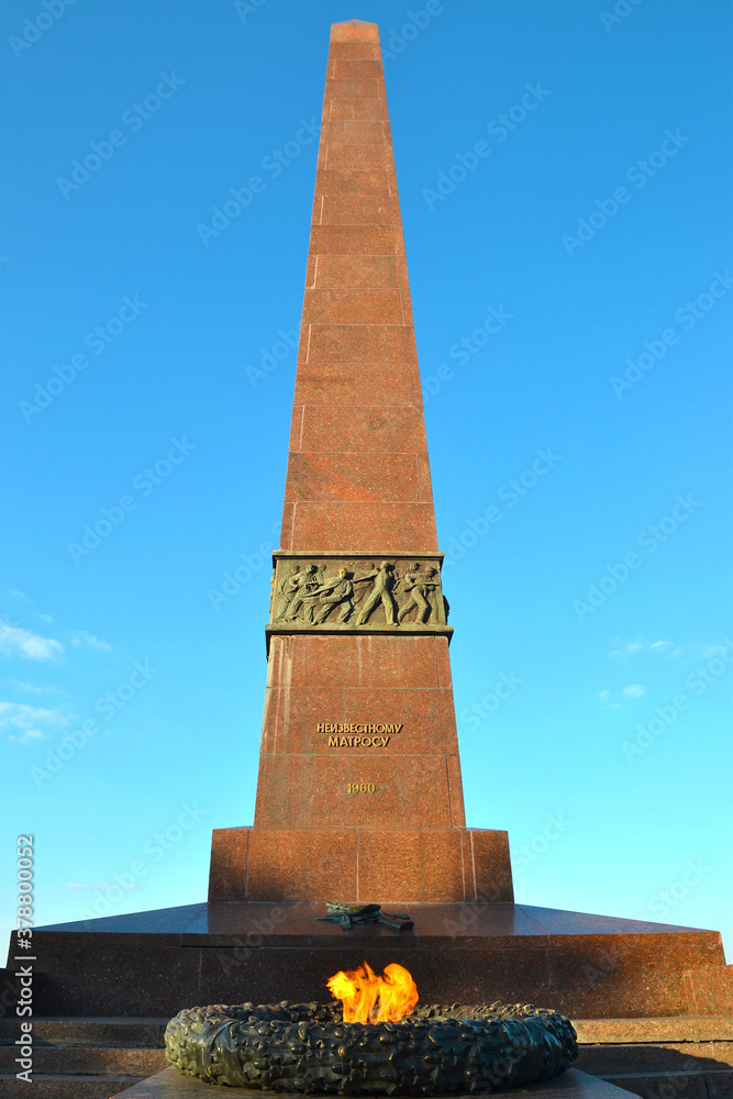 Obraz premium Odessa, Ukraine - April 18, 2019: Monument with eternal flame in Odessa city park. The eternal flame remembers the sailors who perished in World War II.