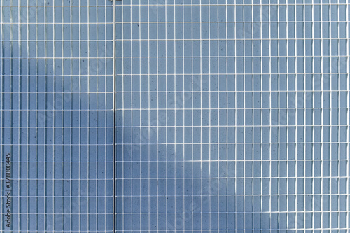 Obraz na płótnie The metal grid on a concrete wall. w salonie