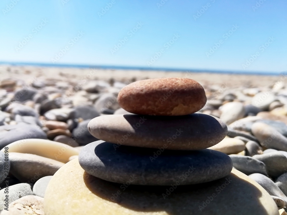 Des cailloux empilées sur la plage Des cailloux empilées sur la plage