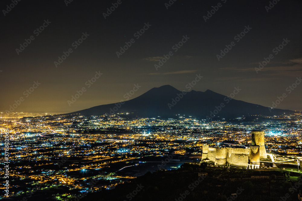 Panorama della città di Napoli con il Vesuvio