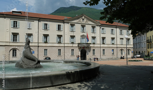 Quadro em tela Il palazzo del Governo del Canton Ticino e la fontana della foca nel centro storico di Bellinzona