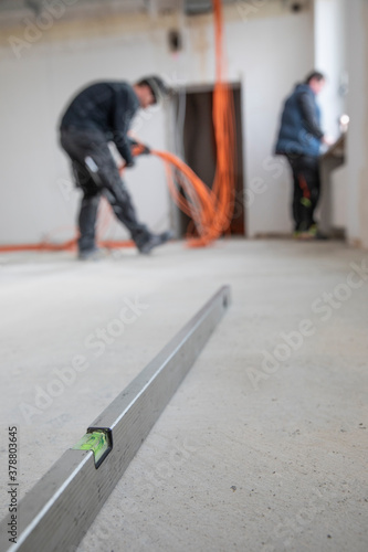 Wallpaper Mural Arbeiter verlegen Kabel auf einer Baustelle, Büroimmobilie, Torontodigital.ca